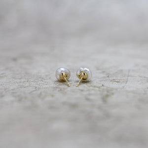 8mm 白蝶ケシパール ピアス