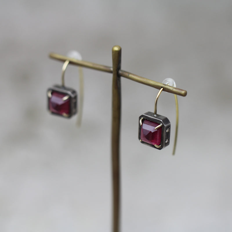 ルビー フックピアス