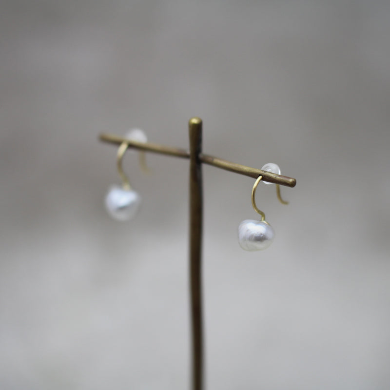 7mm 白蝶ケシパール フックピアス