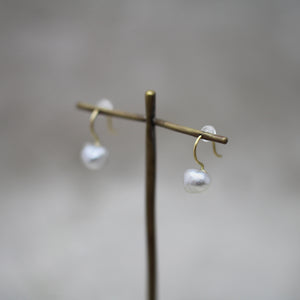 7mm 白蝶ケシパール フックピアス