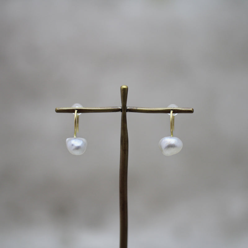 7mm 白蝶ケシパール フックピアス