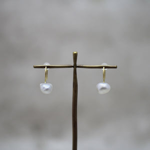 7mm 白蝶ケシパール フックピアス