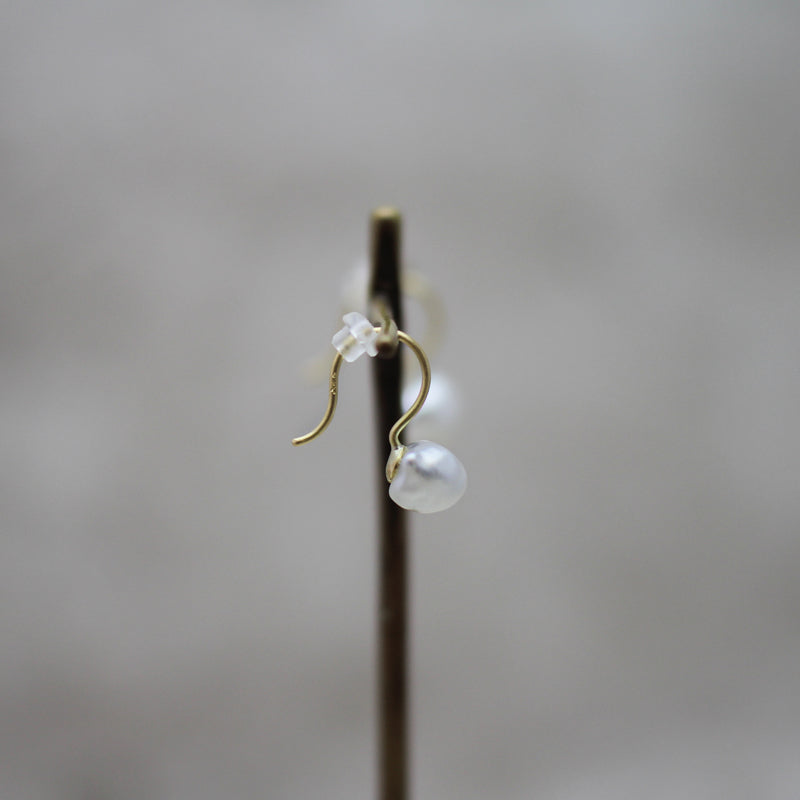7mm 白蝶ケシパール フックピアス