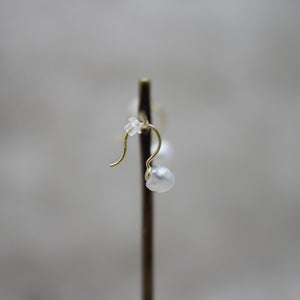 7mm 白蝶ケシパール フックピアス