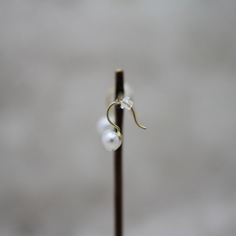 7mm 白蝶ケシパール フックピアス