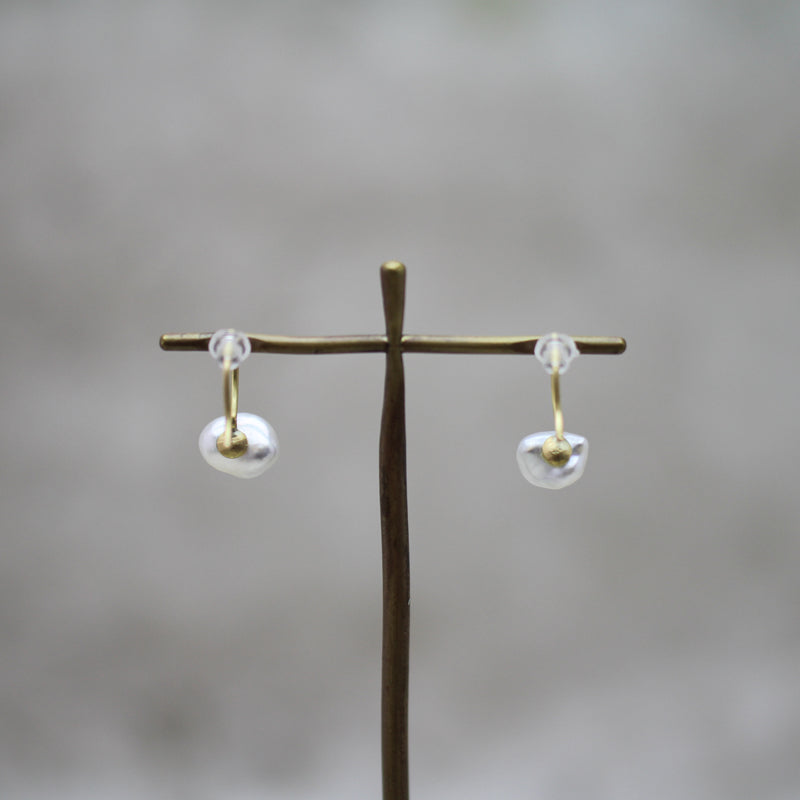 7mm 白蝶ケシパール フックピアス