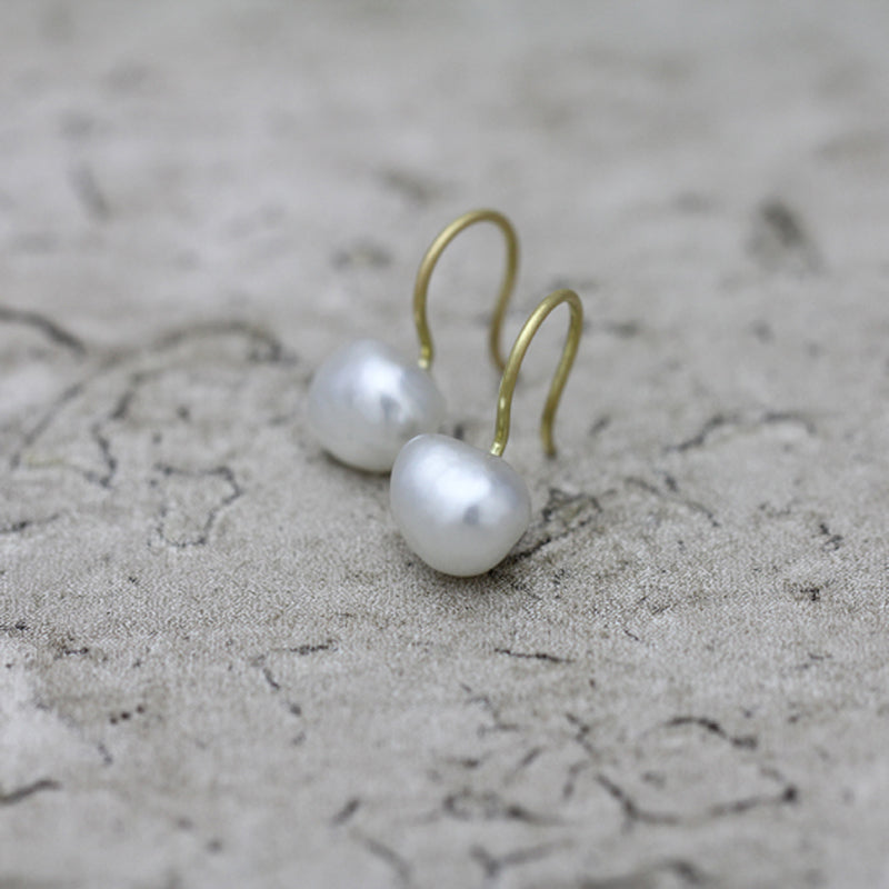 7mm 白蝶ケシパール フックピアス