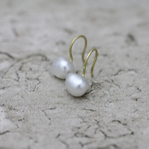 7mm 白蝶ケシパール フックピアス