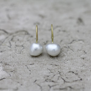 7mm 白蝶ケシパール フックピアス
