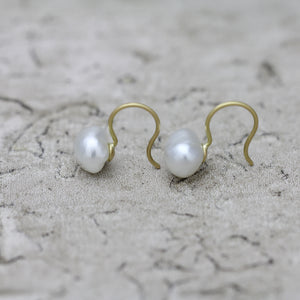 7mm 白蝶ケシパール フックピアス