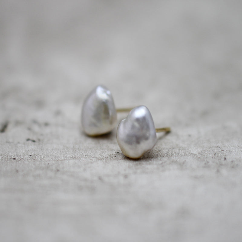 7mm 白蝶ケシパール ピアス