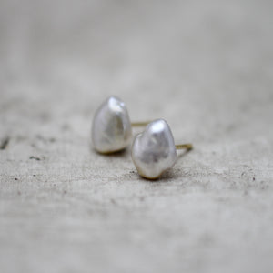 7mm 白蝶ケシパール ピアス