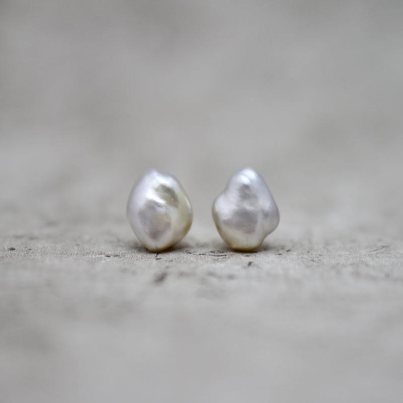 7mm 白蝶ケシパール ピアス