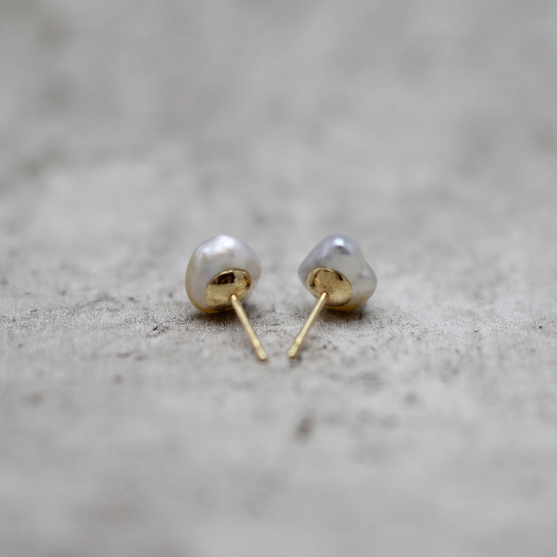7mm 白蝶ケシパール ピアス