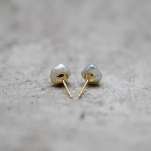 7mm 白蝶ケシパール ピアス