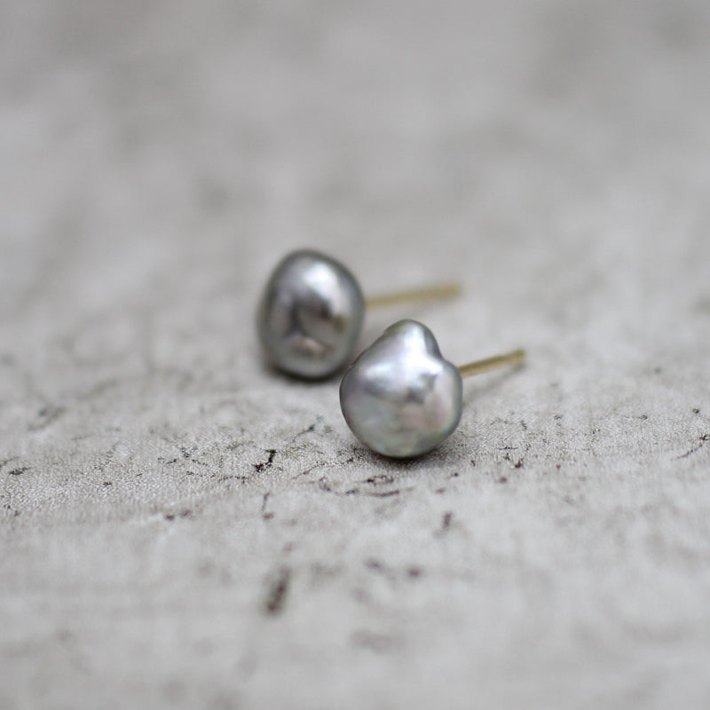 7mm 黒蝶ケシパール ピアス