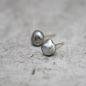 7mm 黒蝶ケシパール ピアス
