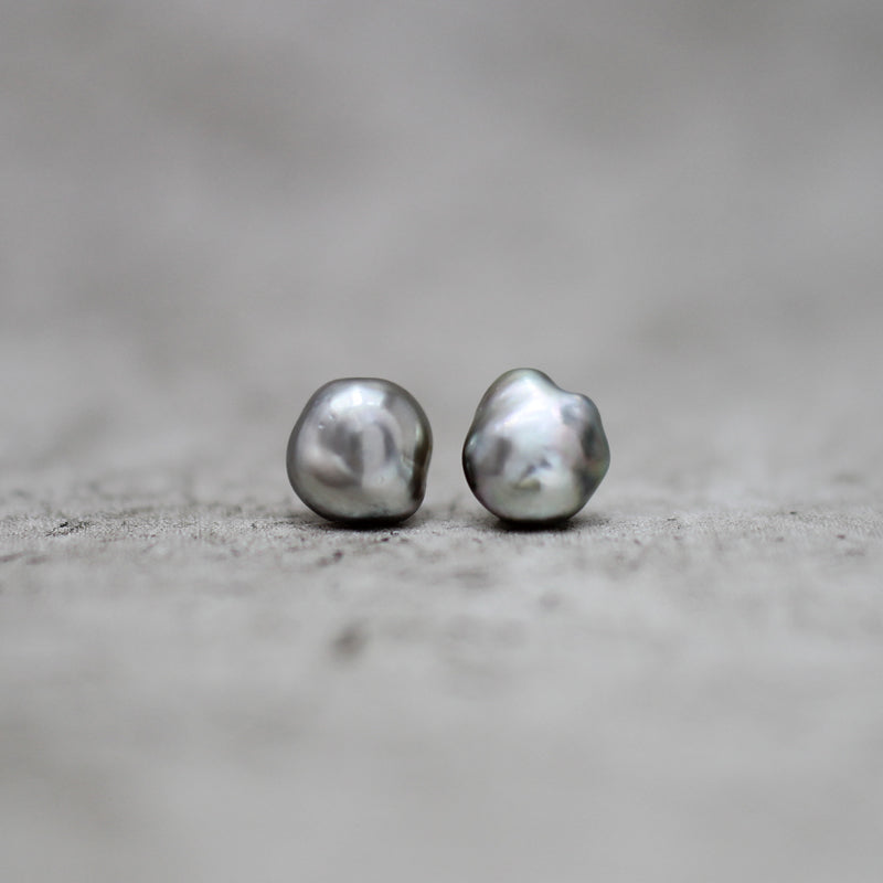 7mm 黒蝶ケシパール ピアス