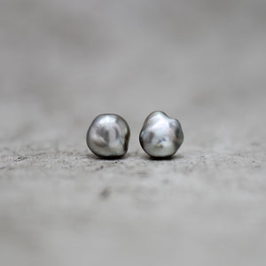 7mm 黒蝶ケシパール ピアス
