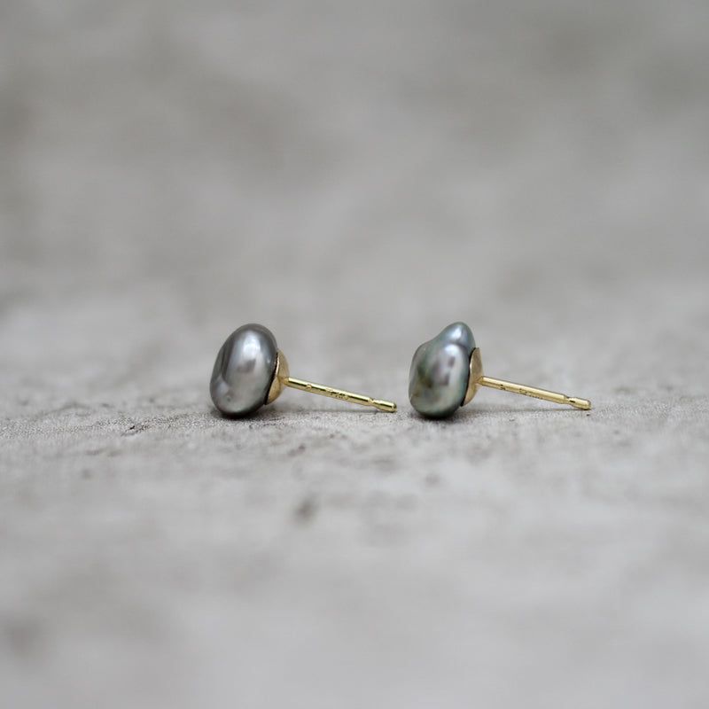 7mm 黒蝶ケシパール ピアス
