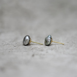 7mm 黒蝶ケシパール ピアス