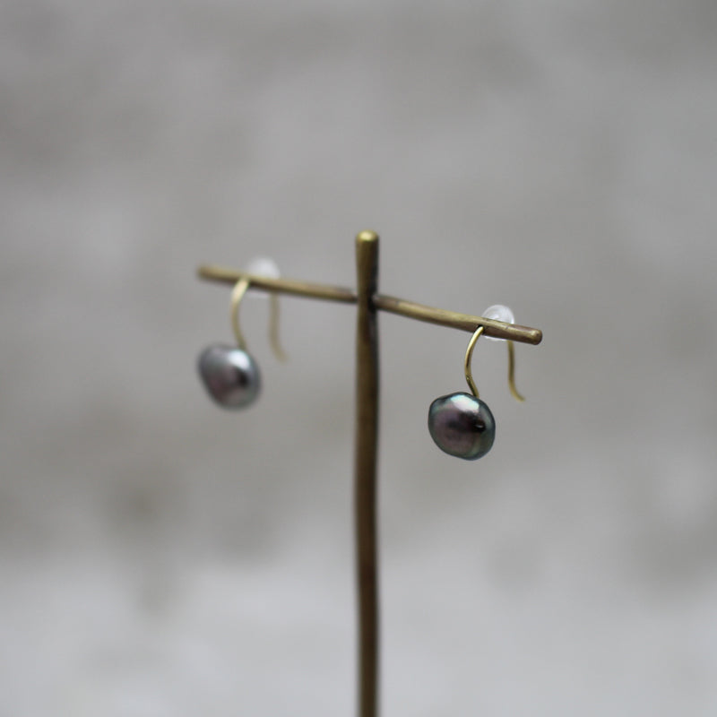 8mm 黒蝶ケシパール フックピアス