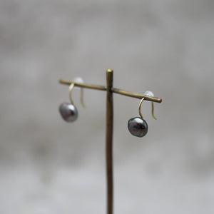 8mm 黒蝶ケシパール フックピアス