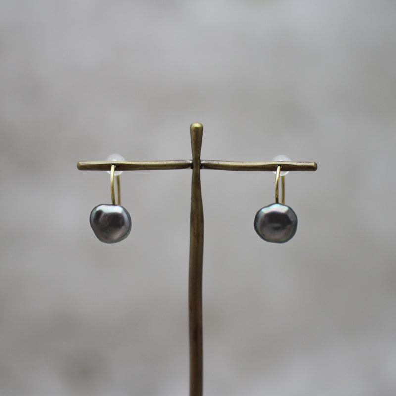 8mm 黒蝶ケシパール フックピアス