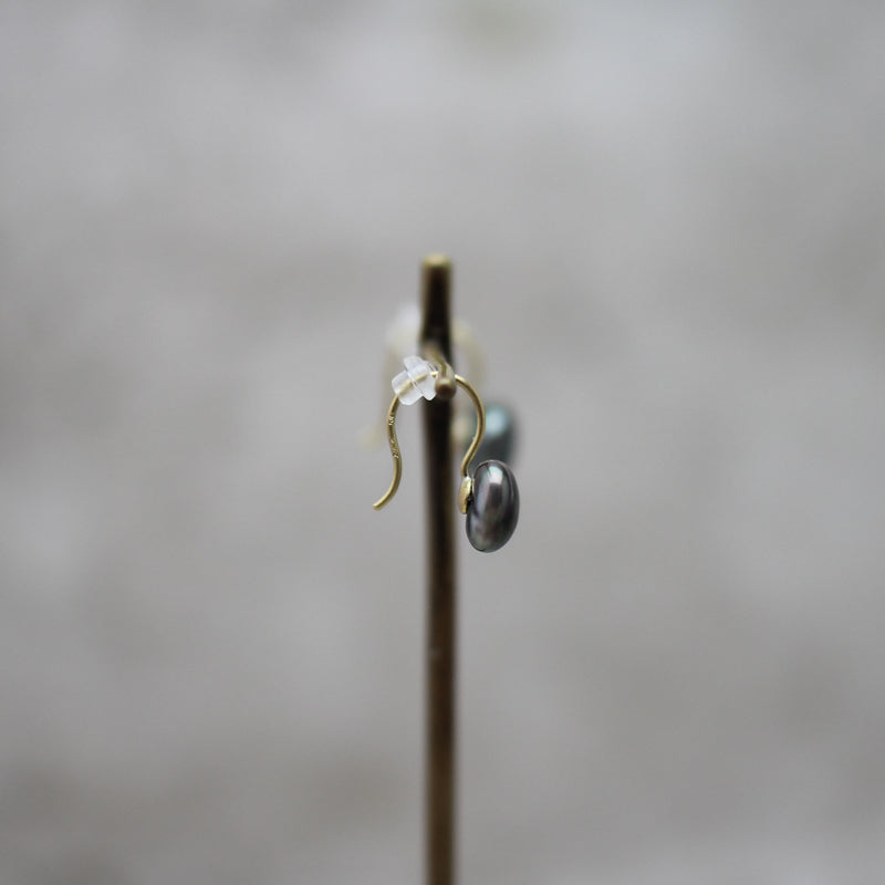 8mm 黒蝶ケシパール フックピアス