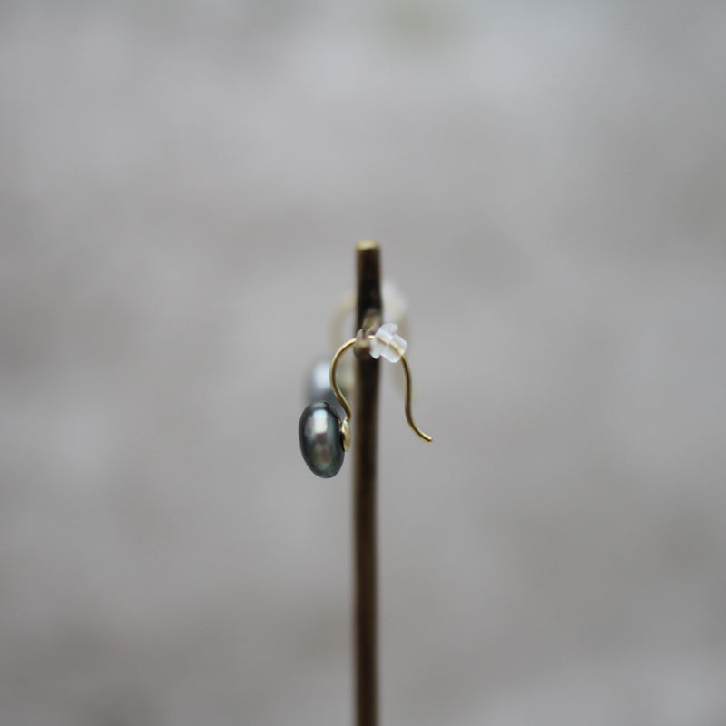 8mm 黒蝶ケシパール フックピアス