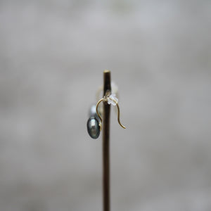 8mm 黒蝶ケシパール フックピアス