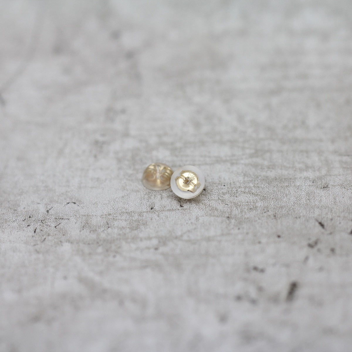 8mm 白蝶ケシパール ピアス