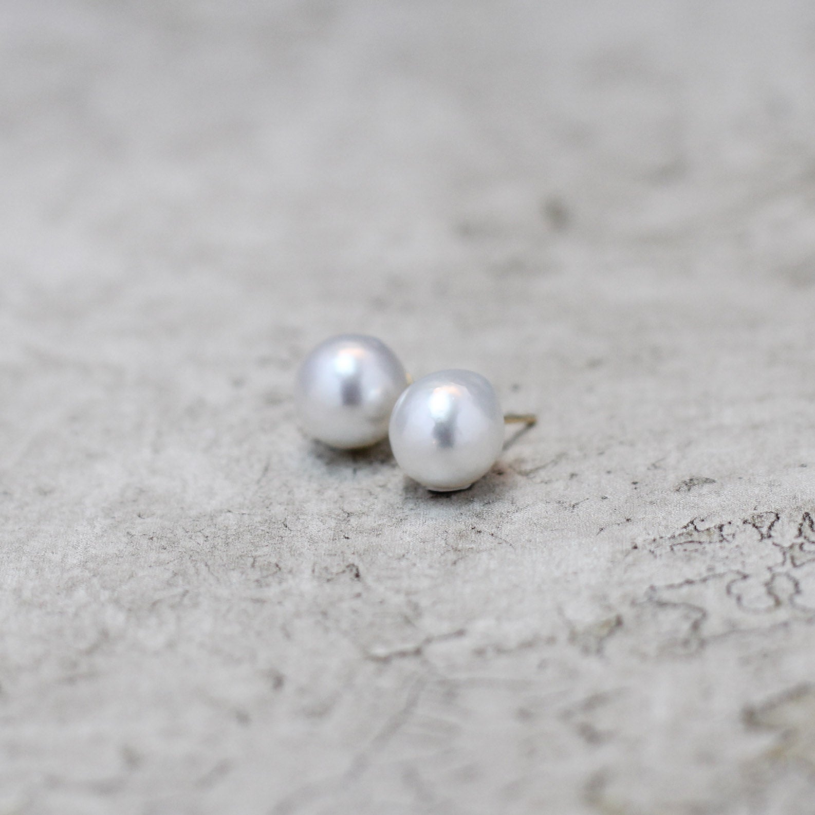 【ベーシック】11mm 白蝶バロックパール ピアス（セミラウンドシェイプ）
