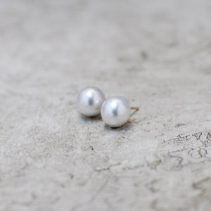 【ベーシック】11mm 白蝶バロックパール ピアス（セミラウンドシェイプ）