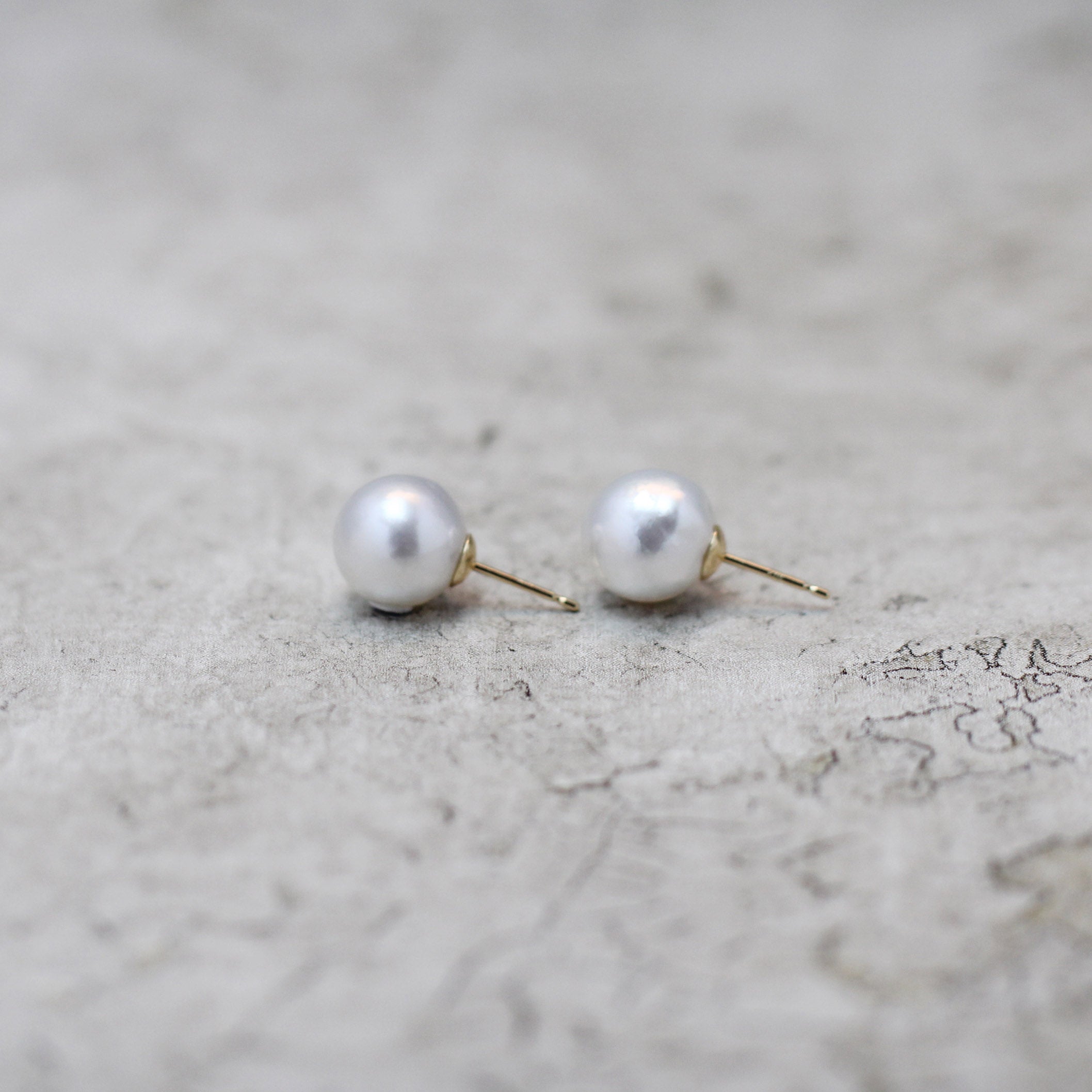 【ベーシック】11mm 白蝶バロックパール ピアス（セミラウンドシェイプ）