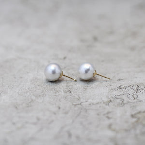 【ベーシック】11mm 白蝶バロックパール ピアス（セミラウンドシェイプ）
